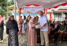 Sekretaris PT ABM, Irfan Nur Maruf menyerahkan paket sembako. Foto Istimewa