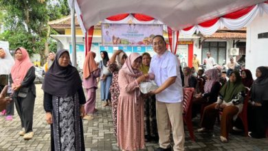Sekretaris PT ABM, Irfan Nur Maruf menyerahkan paket sembako. Foto Istimewa