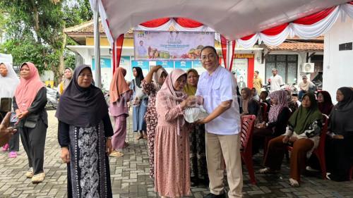 Sekretaris PT ABM, Irfan Nur Maruf menyerahkan paket sembako. Foto Istimewa