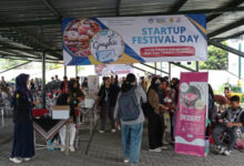 Pameran UWM untuk menjual produk mahasiwa. Foto: Humas UWM.