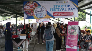 Pameran UWM untuk menjual produk mahasiwa. Foto: Humas UWM.