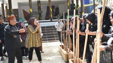 Ade Rosi Khoirunisa, anggota DPR dari Partai Golkar saat berkunjung ke Cisitu. Foto: Budi Wahyu Iskandar