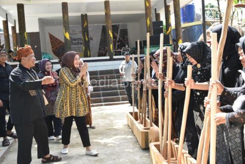 Ade Rosi Khoirunisa, anggota DPR dari Partai Golkar saat berkunjung ke Cisitu. Foto: Budi Wahyu Iskandar