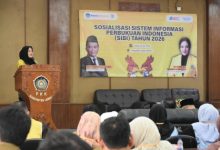 Ade Rosi Khoerunnisa, anggota DPR RI dari Golkar membuka sosialisasi Sistem Informasi Permbukan. foto BW Iskanda