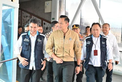 Menko Infra, Agus Harimukti Yudhono meninjau Pelabuhan Penyeberangan Merak. Foto Daeng Yusvin