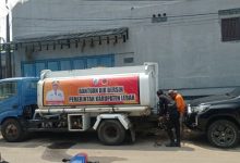 BPBD Lebak mendistribusikan 23.000 liter air bersih ke daerah krisis air. Foto: Antara