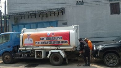 BPBD Lebak mendistribusikan 23.000 liter air bersih ke daerah krisis air. Foto: Antara