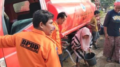 BPBD PK Kabupaten Pandeglang mendistrisubiskan air bersih di 14 desa akibat musim kemarau. Foto Antara