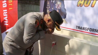 Kapolres Serang, AKBP Condro Sasongko menoca air bersih yang dihasilan sumur bor bantuannya. Foto: Yono