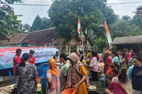 Air bersih dari Relawan Tagana Lebak. Foto Antara