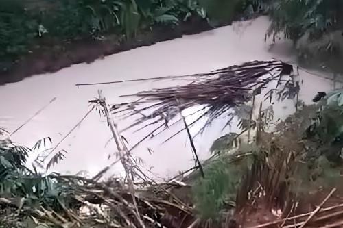 Air sungai di Serpong, Tangsel tampak berbusa dan berbau tak sedap. Foto Antara