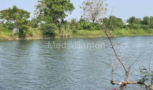 Pencemarah limbah di Sungai Ciujung Kab Serang menhyebabkan airnya menghitam dan berbau. Foto Antara