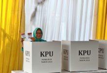 Airin Rahmi Diyani nyoblos Pilada sendirian di Pilkada. Foto: Antara