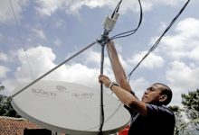 Pemasangan internet di daerah Sukabumi. Foto Antara