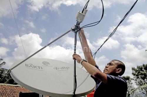 Pemasangan internet di daerah Sukabumi. Foto Antara