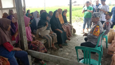 Kapolres Serang, AKBP CondroSasongko bertemu emak-emak. Foto: Yono