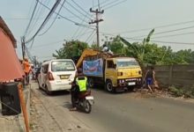 Relawan Andra Soni bebersih sapah di lingkungan perumahan. Foto: Yono