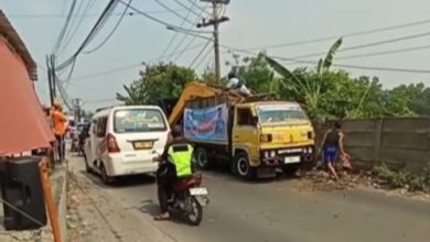 Relawan Andra Soni bebersih sapah di lingkungan perumahan. Foto: Yono