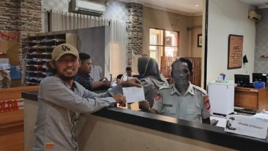 Laporan galian tanah ilegal di Mekarsari ke Polda Banten. Foto: Budi Wahyu Iskandar