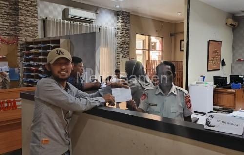 Laporan galian tanah ilegal di Mekarsari ke Polda Banten. Foto: Budi Wahyu Iskandar