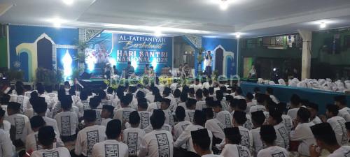 Ribuan santri menggelar Al Fathaniyah Bersholawat untuk memperingati Hari Santri Nasional. Foto; Taufik