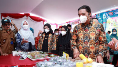 Pj Gubernur Banten, Al Muktabar saat meninjau bazar. Foto: Biro Adpim Banten