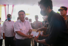 Al Muktabar, Pj Gubernur Banten bagikan BLT BBM. Foto: Biro Adpim Banten