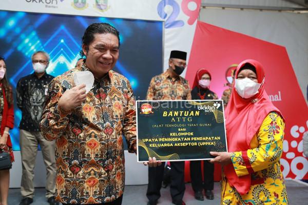 Al Muktabar, Pj Gubernur Banten berikan bantuan dalam Harganas di Cilegon. Foto: Biro Adpim Banten