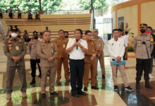 Pj Gubernur Banten, Al Muktabar menemui pegawai non asn yang berdemo. Foto: Biro Adpim Banten
