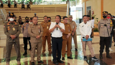 Pj Gubernur Banten, Al Muktabar menemui pegawai non asn yang berdemo. Foto: Biro Adpim Banten