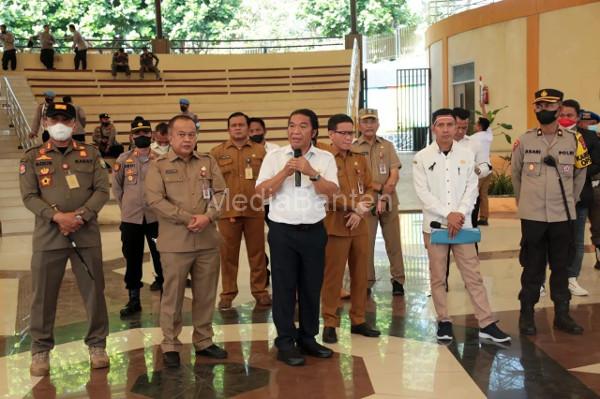Pj Gubernur Banten, Al Muktabar menemui pegawai non asn yang berdemo. Foto: Biro Adpim Banten