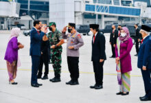 Pj Gubernur Banten, Al Muktabar tengah mengantar keberangkata Presiden RI, Jokowi ke luar negeri. Foto: Laily Rachev - Biro Pers Sekretariat Presiden