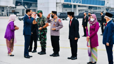 Pj Gubernur Banten, Al Muktabar tengah mengantar keberangkata Presiden RI, Jokowi ke luar negeri. Foto: Laily Rachev - Biro Pers Sekretariat Presiden