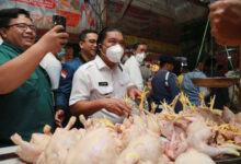 Pj Gubernur Banten, Al Muktabar mendampingi Mendag RI, Zulkifli Hasan ke Pasar Induk Rau. Foto: Biro Adpim Banten