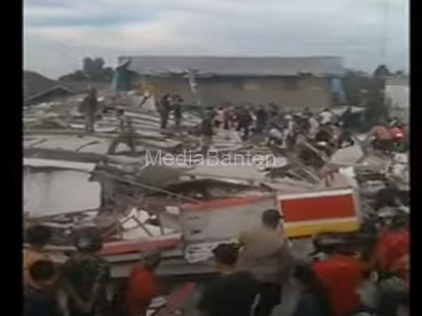 minimarket Alfamart di Banjar, Kalimantan Selatan ambruk.