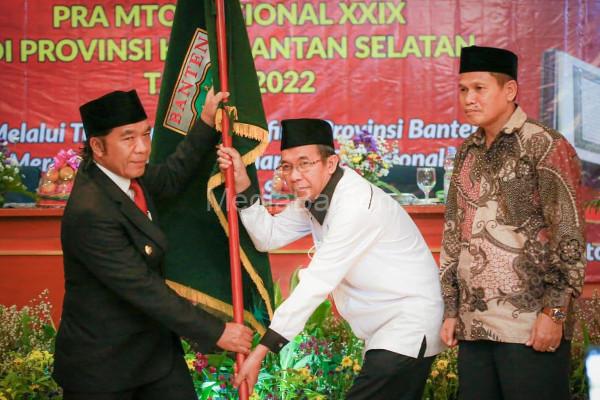 Pj Gubernur Banten, Al Muktabar lepas kafilah Provinsi Banten ke MTQ Kalimanatan Selatan. Foto: Biro Adpim Banten