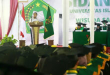 Pj Gubernur Banten, Al Muktabar memberikan sambutan di acara wisuda UIN SMH Banten. Foto: Biro Adpim Banten