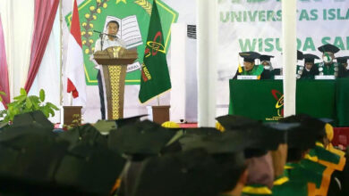 Pj Gubernur Banten, Al Muktabar memberikan sambutan di acara wisuda UIN SMH Banten. Foto: Biro Adpim Banten