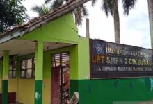 Atap 4 ruang kelas SMPN 2 Cikeusal ambruk. Foto: Antara