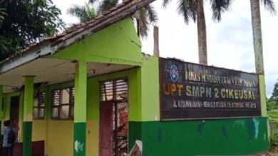 Atap 4 ruang kelas SMPN 2 Cikeusal ambruk. Foto: Antara