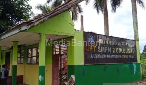 Atap 4 ruang kelas SMPN 2 Cikeusal ambruk. Foto: Antara