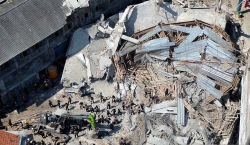 Bangunan mushola Ponpes Al Khoziny di Sidoarjo yang ambruk. Foto: Antara