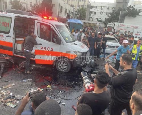 Mobil ambulans yang dihantam bom pasukan Israel di Gaza. Foto: MSF