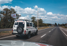 Ambulans MSF yang mengankut korban perang Ukraina. Foto: MSF