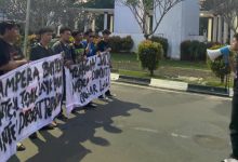 Ampera mengelar demo di depan gerbang KP3B menagih janji Andra Soni dan Dimyati Natakusumah. Foto: Budi Wahyu Iskandar