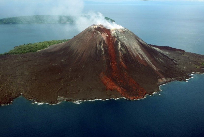 Gunung Anak Krakatau Tercatat Alami 236 Kegempaan Dan Letusan ...