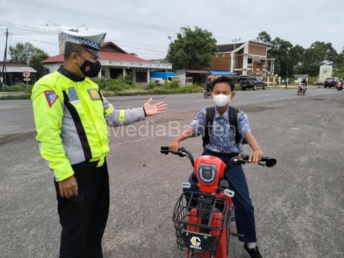 Anak yang mengndarai sepeda listrik. Foto: Istimewa