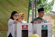 Andika Hazrumy bersama istri dan anaknya nyoblos Pilkada di Kota Serang. Foto: Budi Wahyu Iskandar