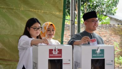 Andika Hazrumy bersama istri dan anaknya nyoblos Pilkada di Kota Serang. Foto: Budi Wahyu Iskandar