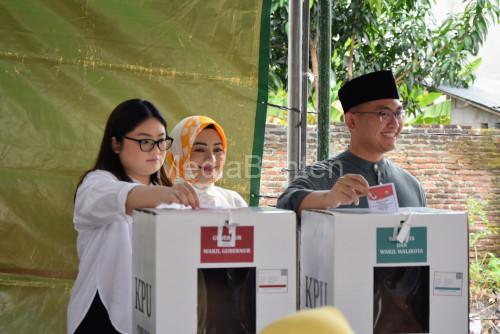 Andika Hazrumy bersama istri dan anaknya nyoblos Pilkada di Kota Serang. Foto: Budi Wahyu Iskandar